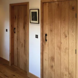 Internal Rustic Oak Ledged & Braced U/F Door (1981mm x 686mm x 40mm) image